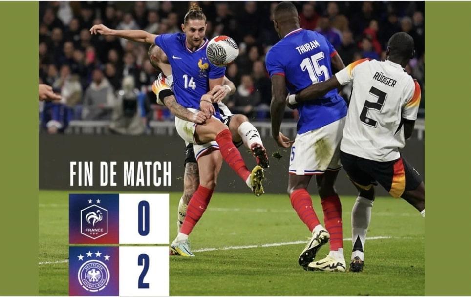 footballeurs français et allemands en plein match