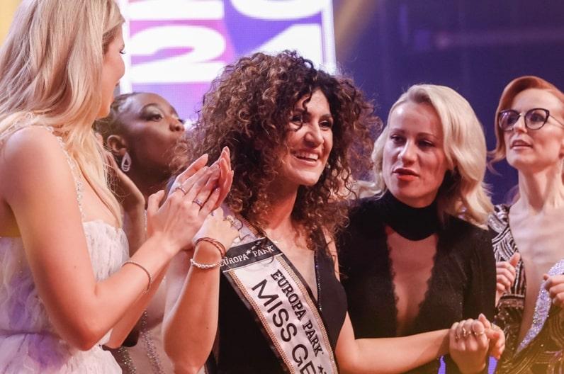 Miss Allemagne lors de son couronnement entourée des autres miss.