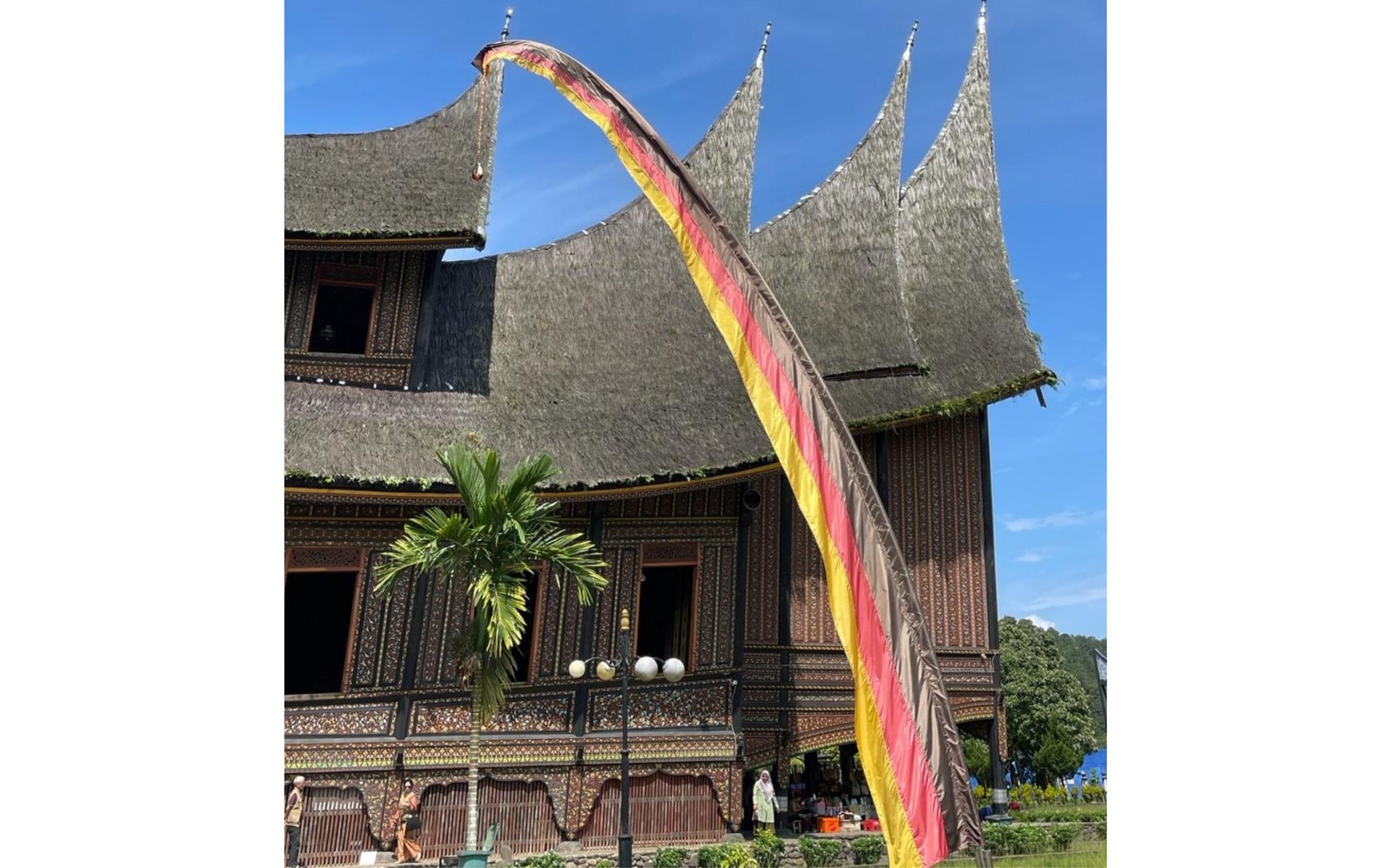Le drapeau Marawa devant le palais de Pagaruyung