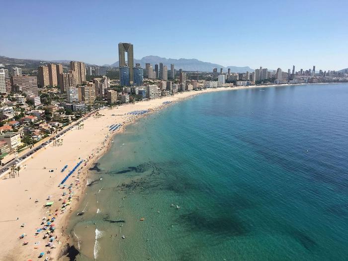vue de la baie de Benidorm avec la mer et les gratte-ciel
