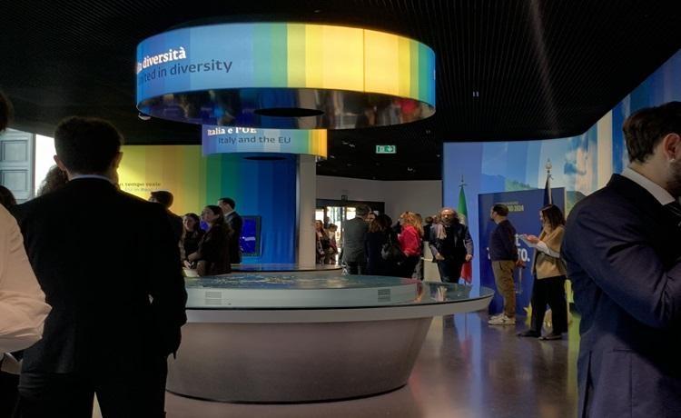 gens debout dans une salle