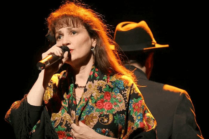 nathalie joly en train de chanter avec un micro