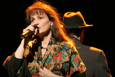 nathalie joly en train de chanter avec un micro