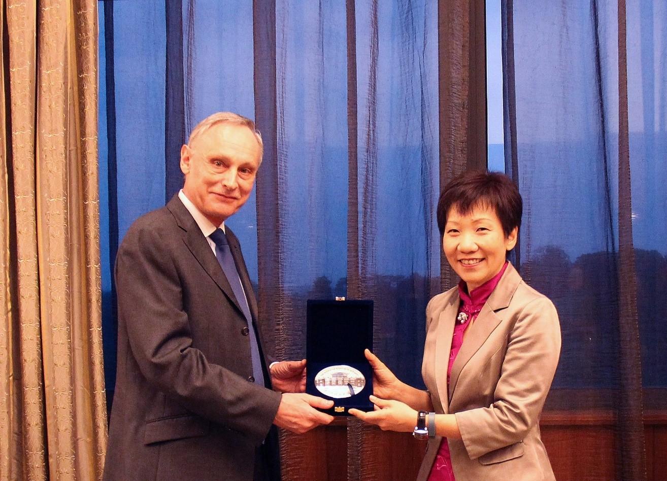 Alain Labat est décoré par le ministère des affaires étrangères.