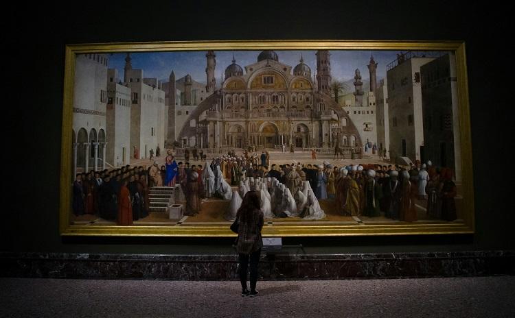 une femme regarde un grand tableau