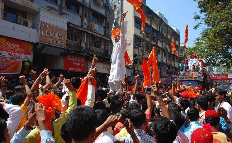 1073px-A_new_year_procession_on_Gudi_Padwa_festival,_Dombivli_Maharashtra (1)