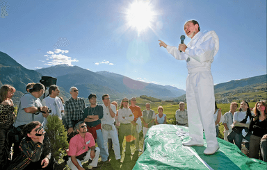 Raël en 2005 avec des adeptes