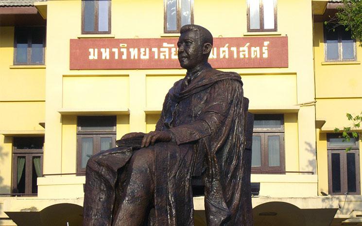 Une statue de Pridi Panomyong se trouve dans l'Université Thammasat