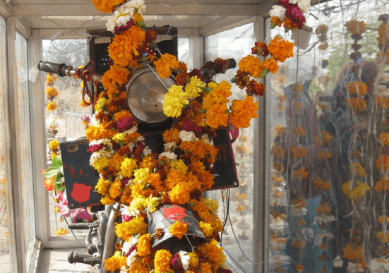 La moto désormais sacrée (« Bullet baba » par jimanish, licence Creative Commons)