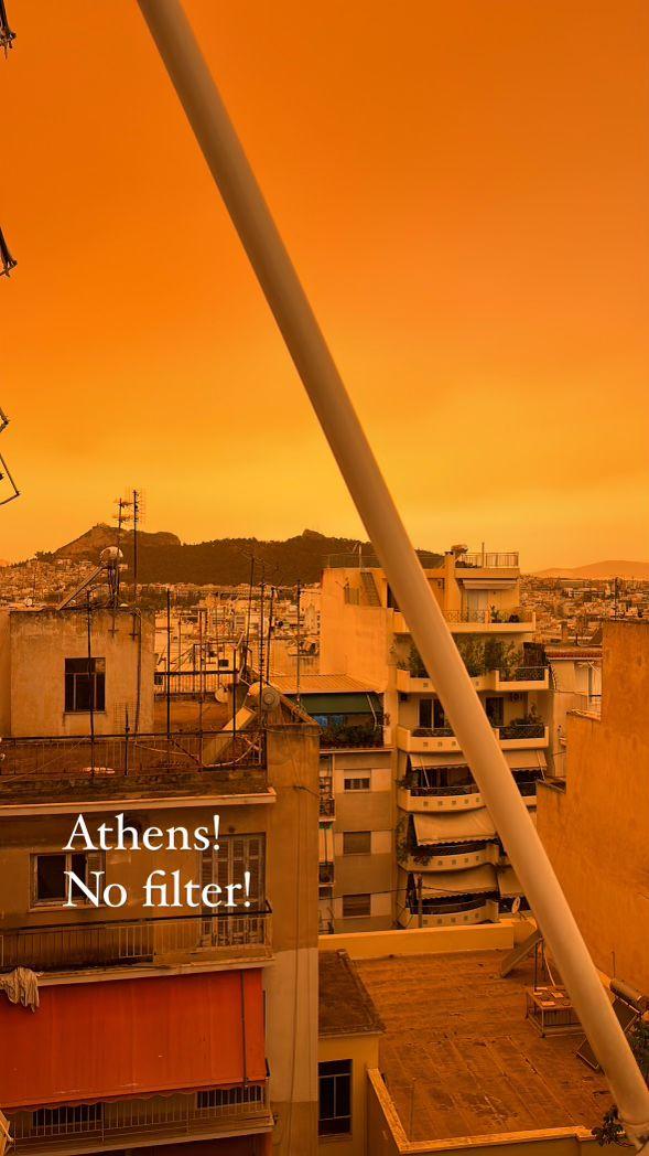 Le ciel d'Athènes, sous les couleurs orange du Sahara