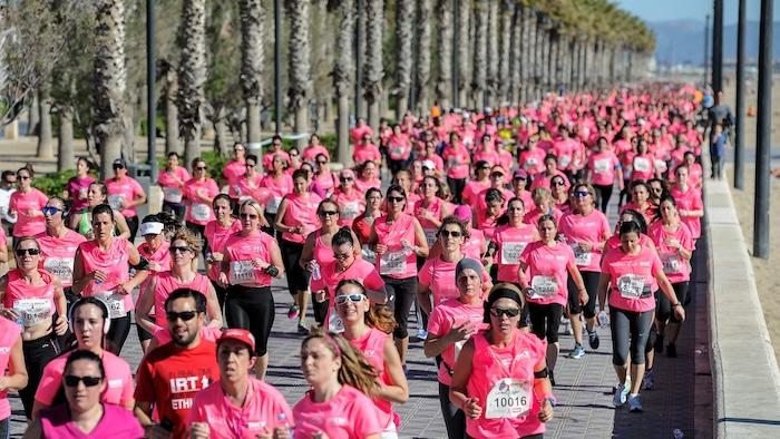 des femmes avec des t shirts roses en train de courir lors de la carrera de la mujer à valencia