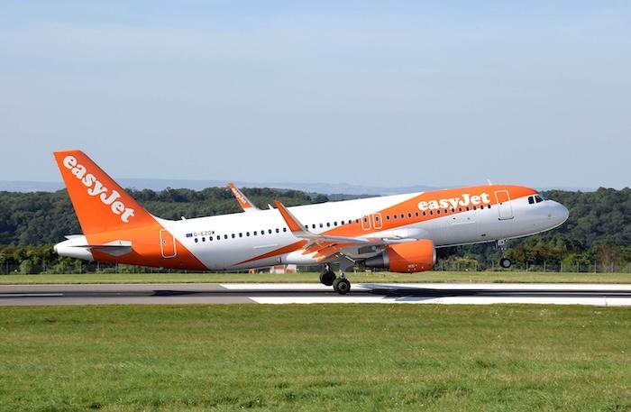 avion orange et blanc easy jet en train de décoller