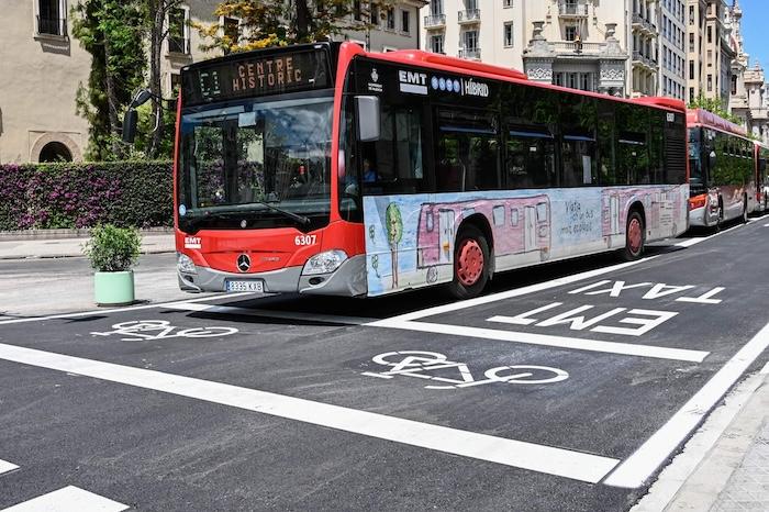 bus emt rouge roulant à valencia