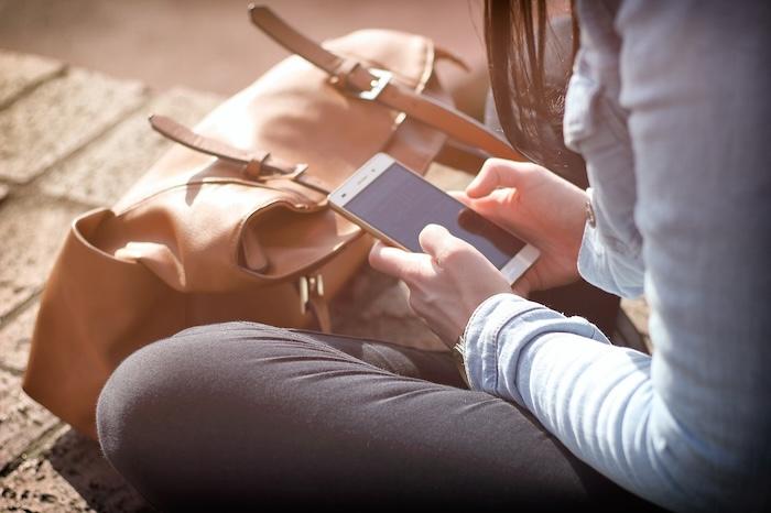 fille au telephone en Espagne