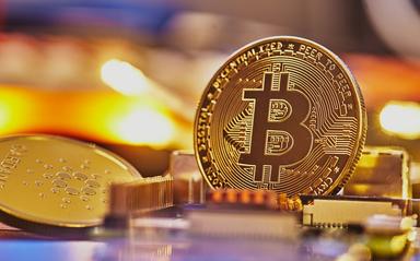 pièce en or et bitcoin