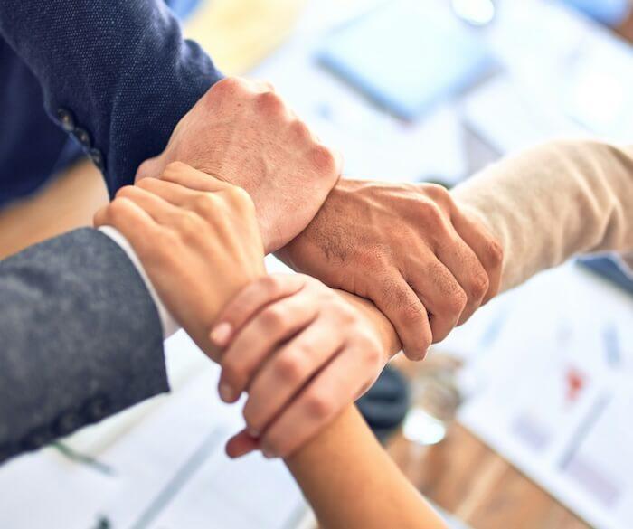 mains qui se tiennent en signe de solidarité