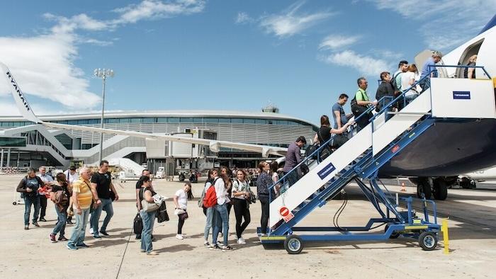 des passagers en train de monter dans un avion à l'aéroport de valencia manises