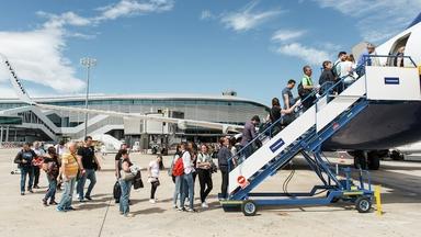 des passagers en train de monter dans un avion à l'aéroport de valencia manises