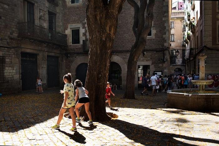 Enfants jouant place felip neri barcelone