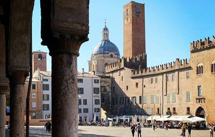 Place ville médiévale de Mantoue en Italie