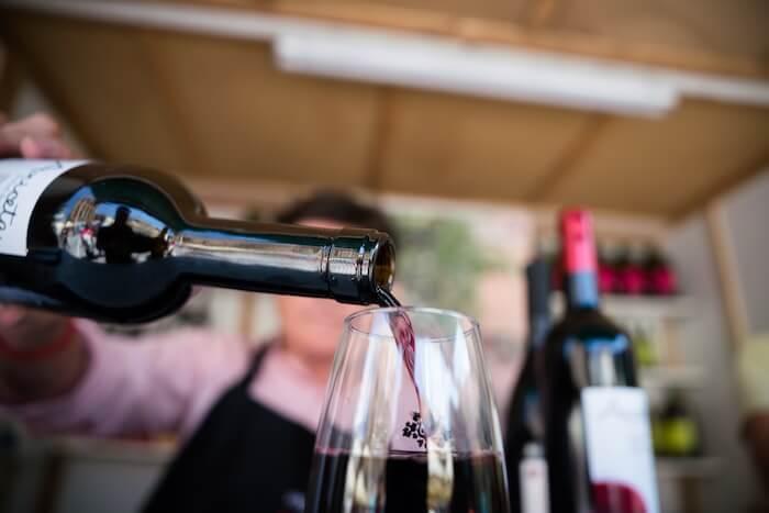 bouteille de vin avec un verre à Vinachest