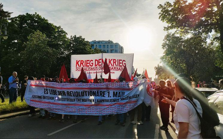 cortège manifestation bannière révolutionnaire