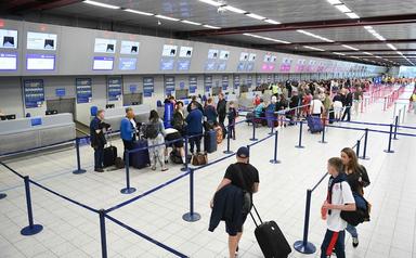 des gens font la queue dans un aéroport