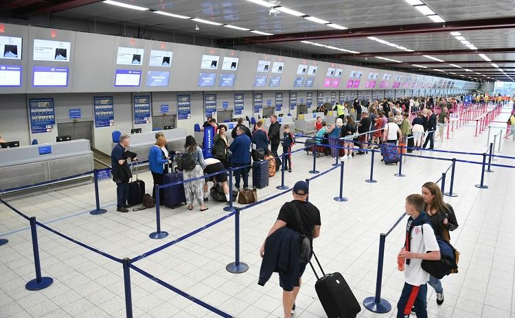 des gens font la queue dans un aéroport