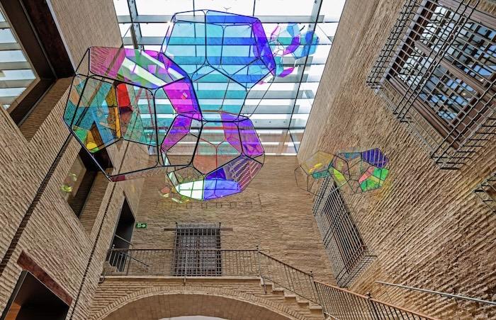 intérieur avec mobile en coleurs du centre d'art Hortensia Herrero à Valencia