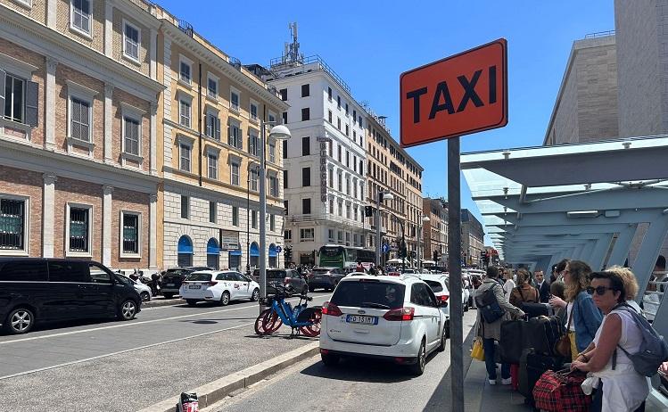 taxi en file à Rome