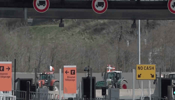 tracteurs français et espagnols basques manifestent