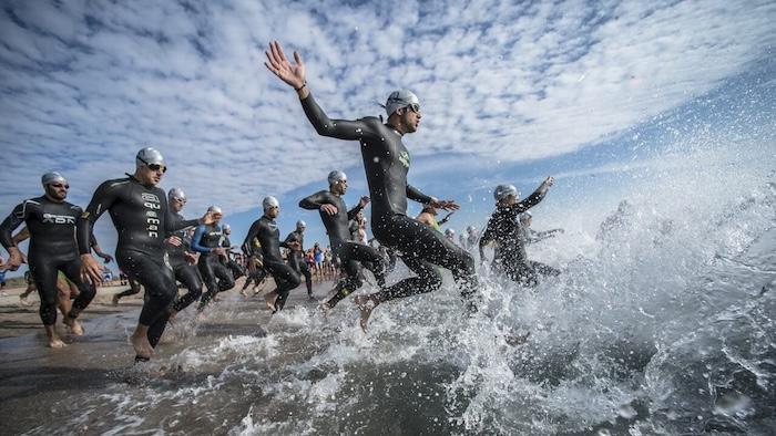 sportifs du triatlon la malvarosa valencia dans la mer