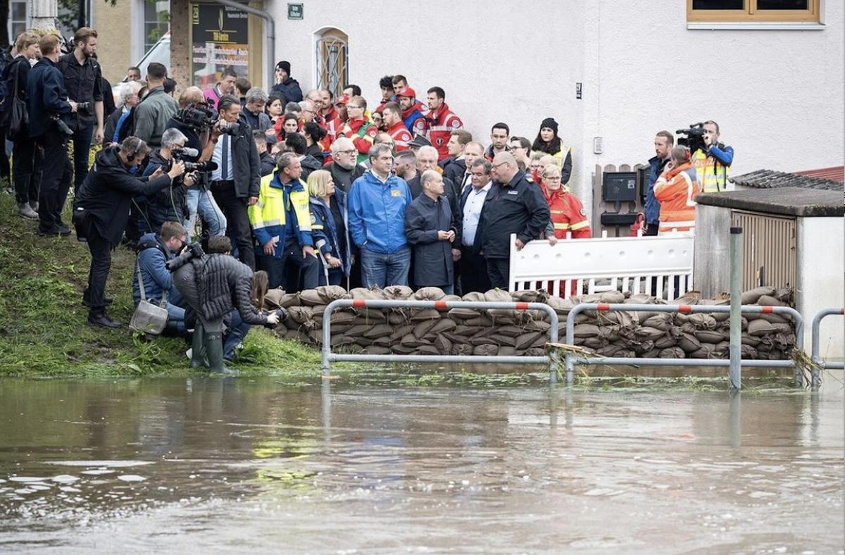 Olaf Scholz et les secours face aux inondations