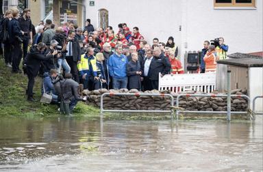 Olaf Scholz et les secours face aux inondations