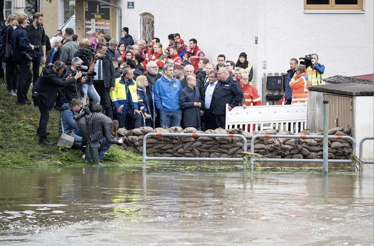 Olaf Scholz et les secours face aux inondations