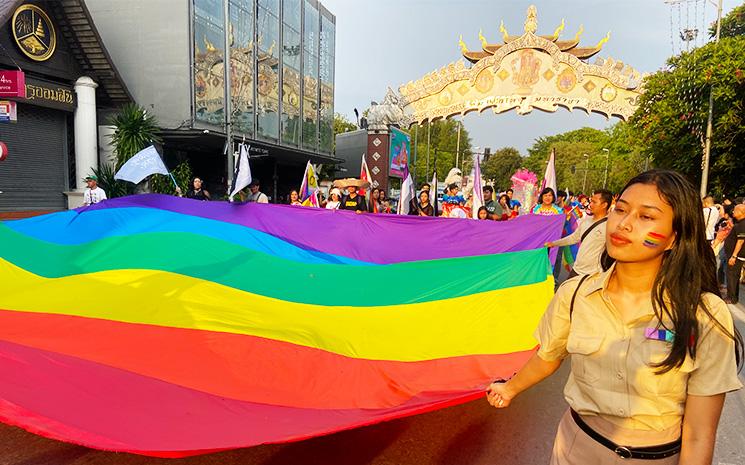Pride-Month-Chiang-Mai-defile-drapeau