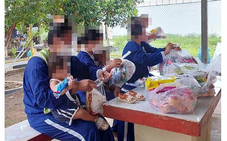 Trois mères détenues à la prison de Kampong Cham avec leurs enfants, photographiées le 29 mai 2024 Photo Licadho