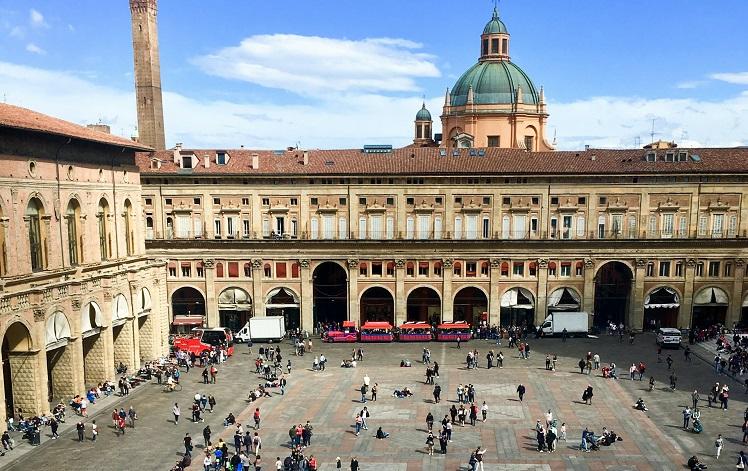 des gens sur une place à bologne en Italie