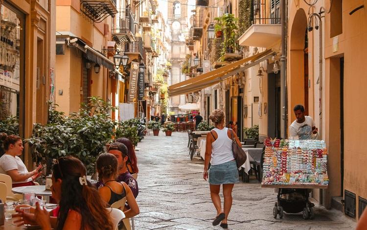des touristes dans une rue d'italie