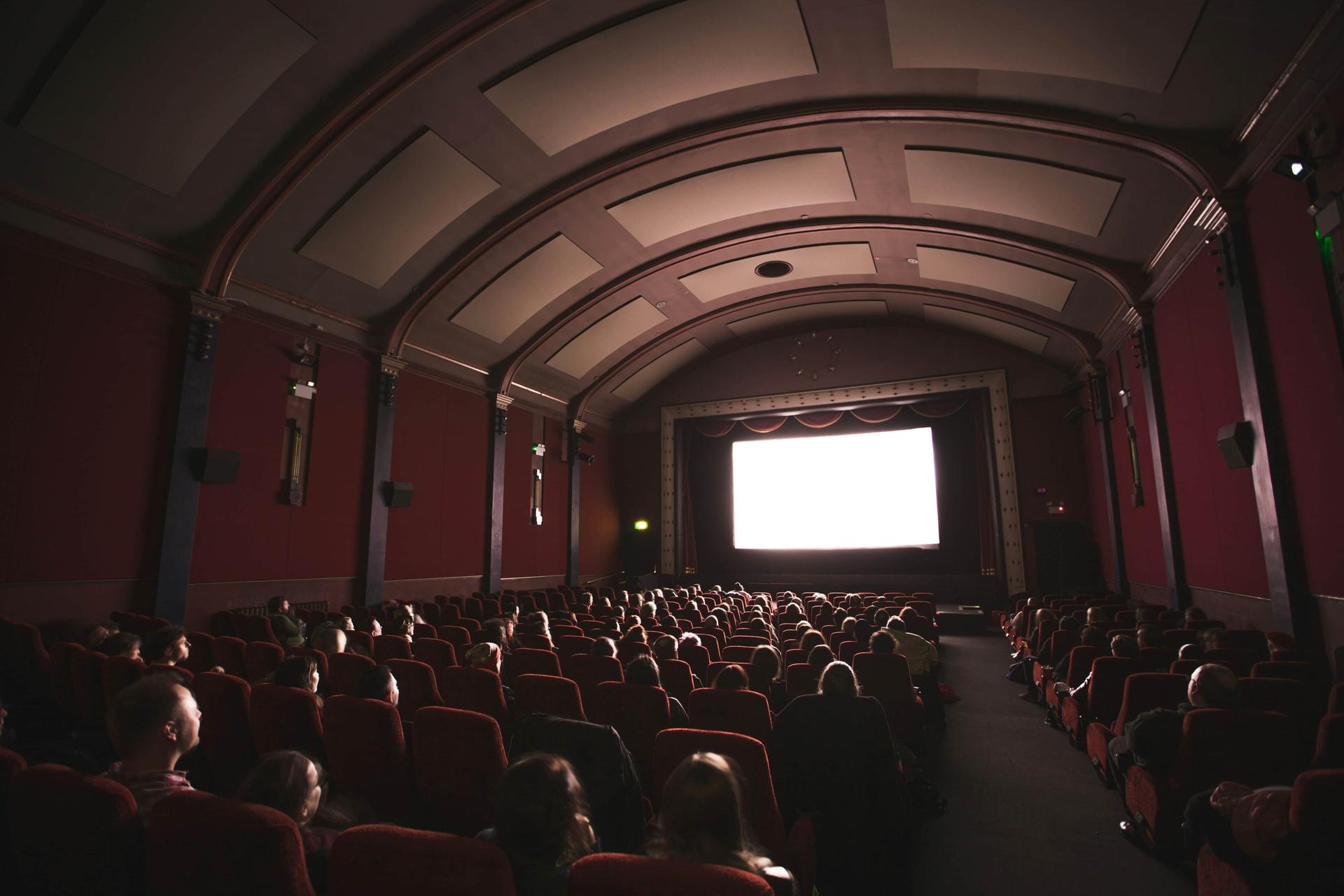 Une salle de cinéma.