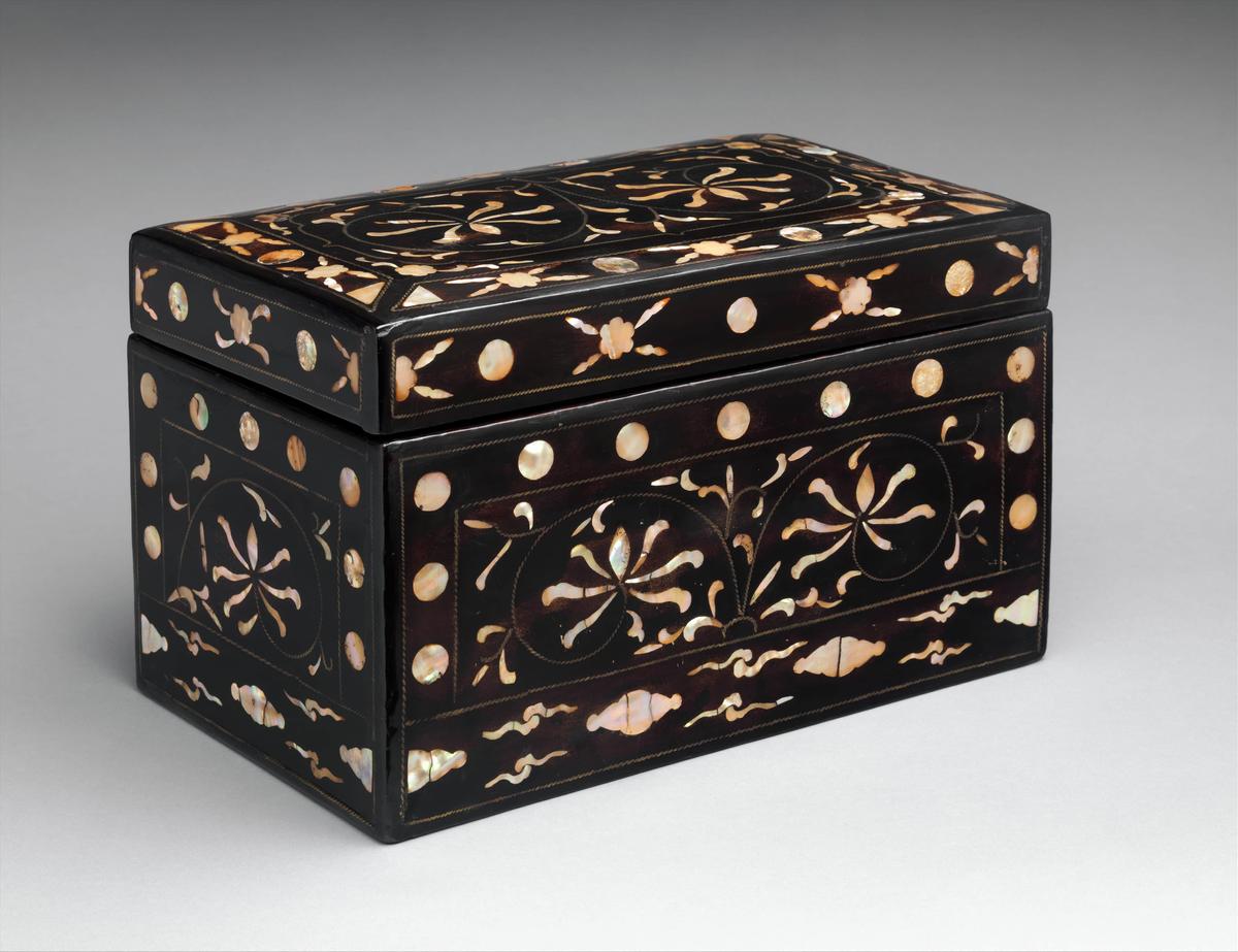 Une boîte réalisée avec un procédé de décoration coréen à base de nacre et d'écailles de tortue.