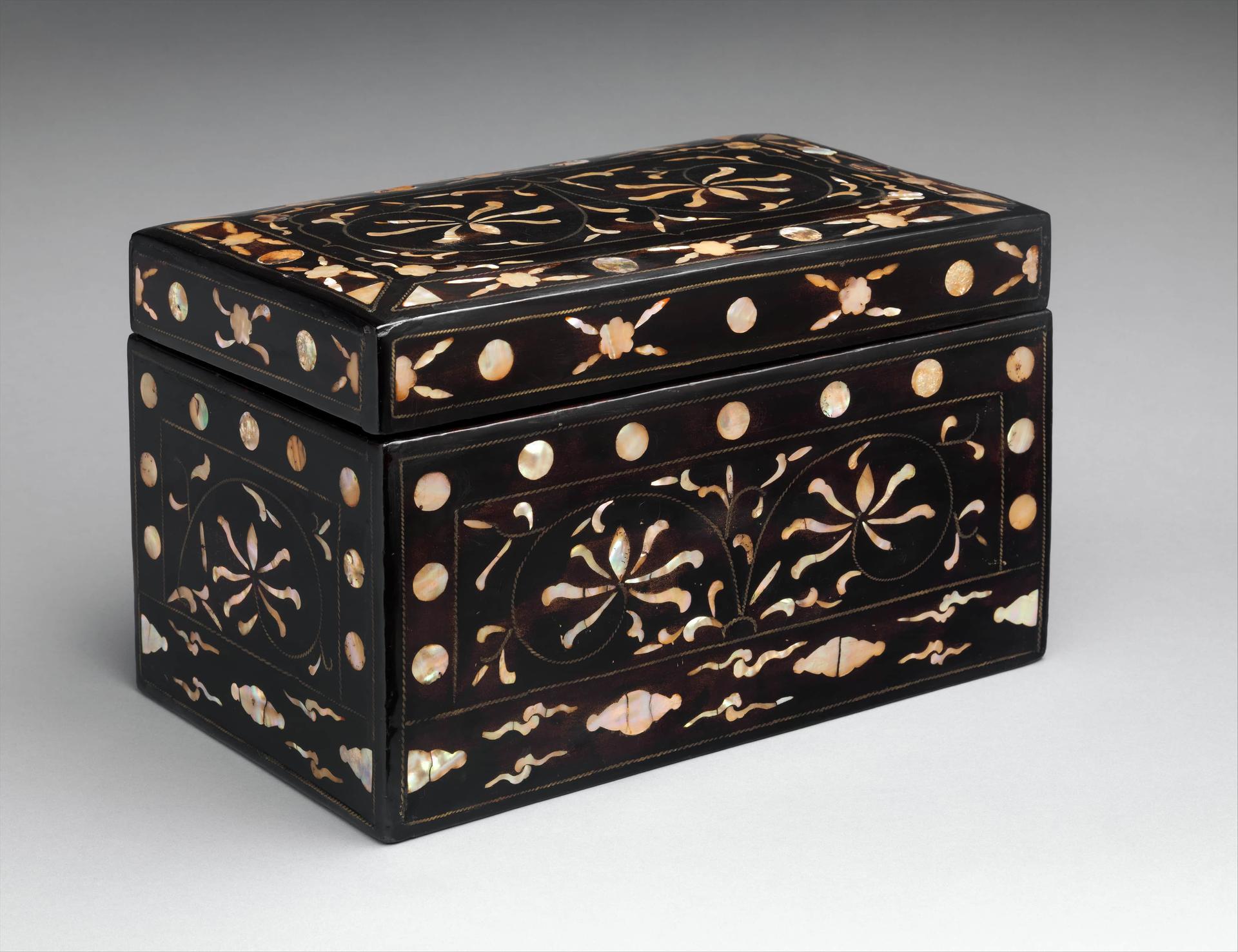 Une boîte réalisée avec un procédé de décoration coréen à base de nacre et d'écailles de tortue.