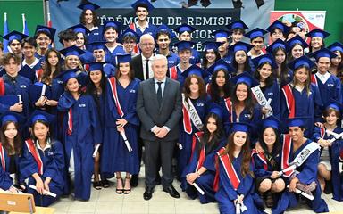 Lycee-Bangkok-remise-bac-photo-groupe-ambassadeur