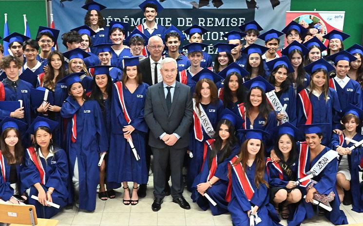Lycee-Bangkok-remise-bac-photo-groupe-ambassadeur