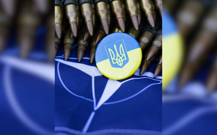 Drapeau de l'OTAN, drapeau de l'Ukraine, munitions