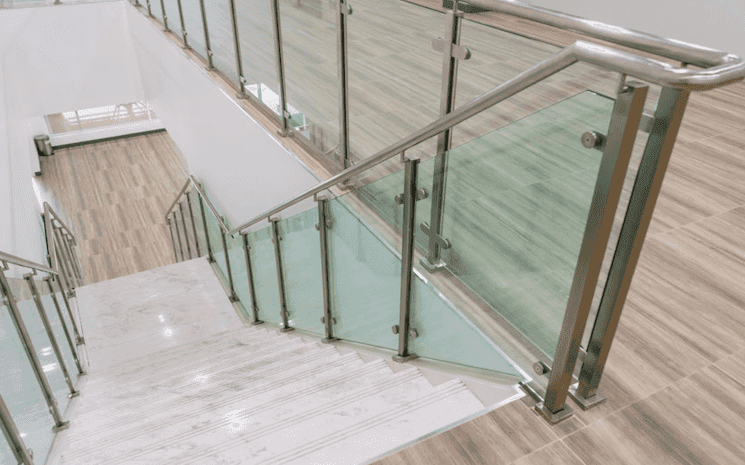 Que faut-il savoir avant d’installer un garde-corps en verre ?