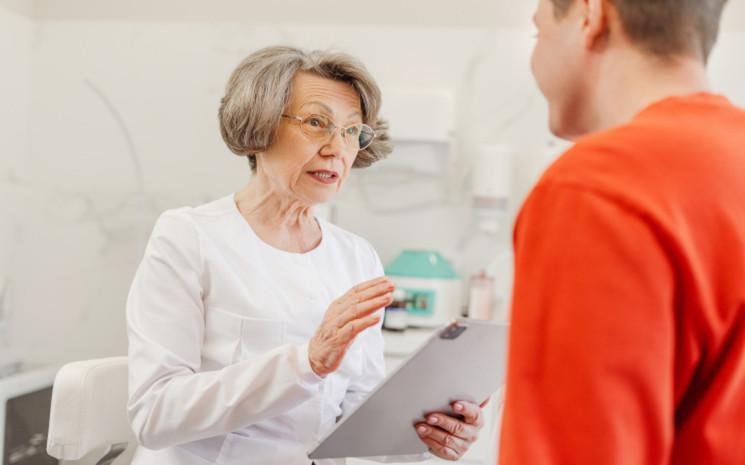 attractive-senior-mature-female-cosmetologist-co-2024-06-05-00-47-56-utc