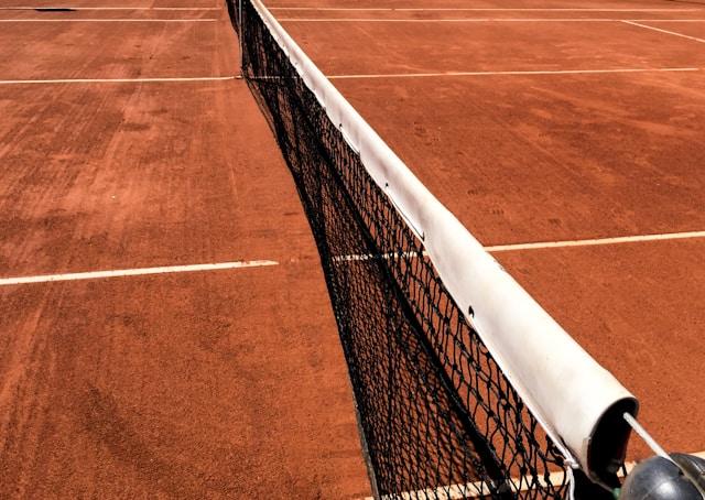 image d'un filet et d'un terrain de tennis