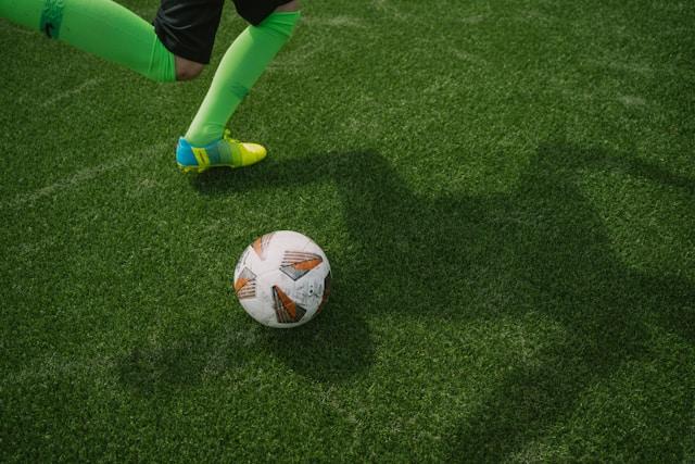 un joueur tapant dans une balle de football