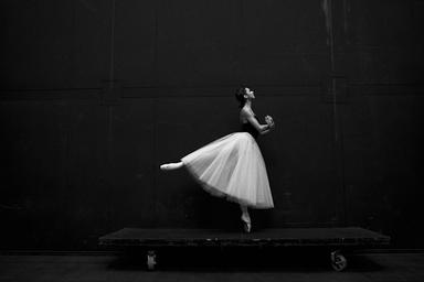 un danseuse de ballet en noir et blanc sur scène